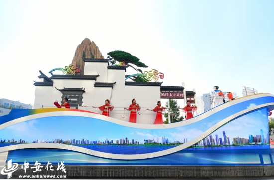 “美好安徽”彩车：展现多姿多彩的徽风皖韵，，，，，，，，奏响争当改革先锋的时代强音